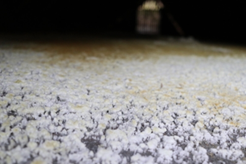 湯の華は、温泉の成分が結晶化したもの